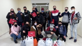 Alunos da Porthal doaram mais de 6 mil peças de roupas e mais de 50kg de alimentos em Gincana