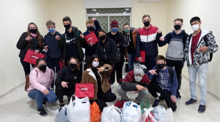 Alunos da Porthal doaram mais de 6 mil peças de roupas e mais de 50kg de alimentos em Gincana